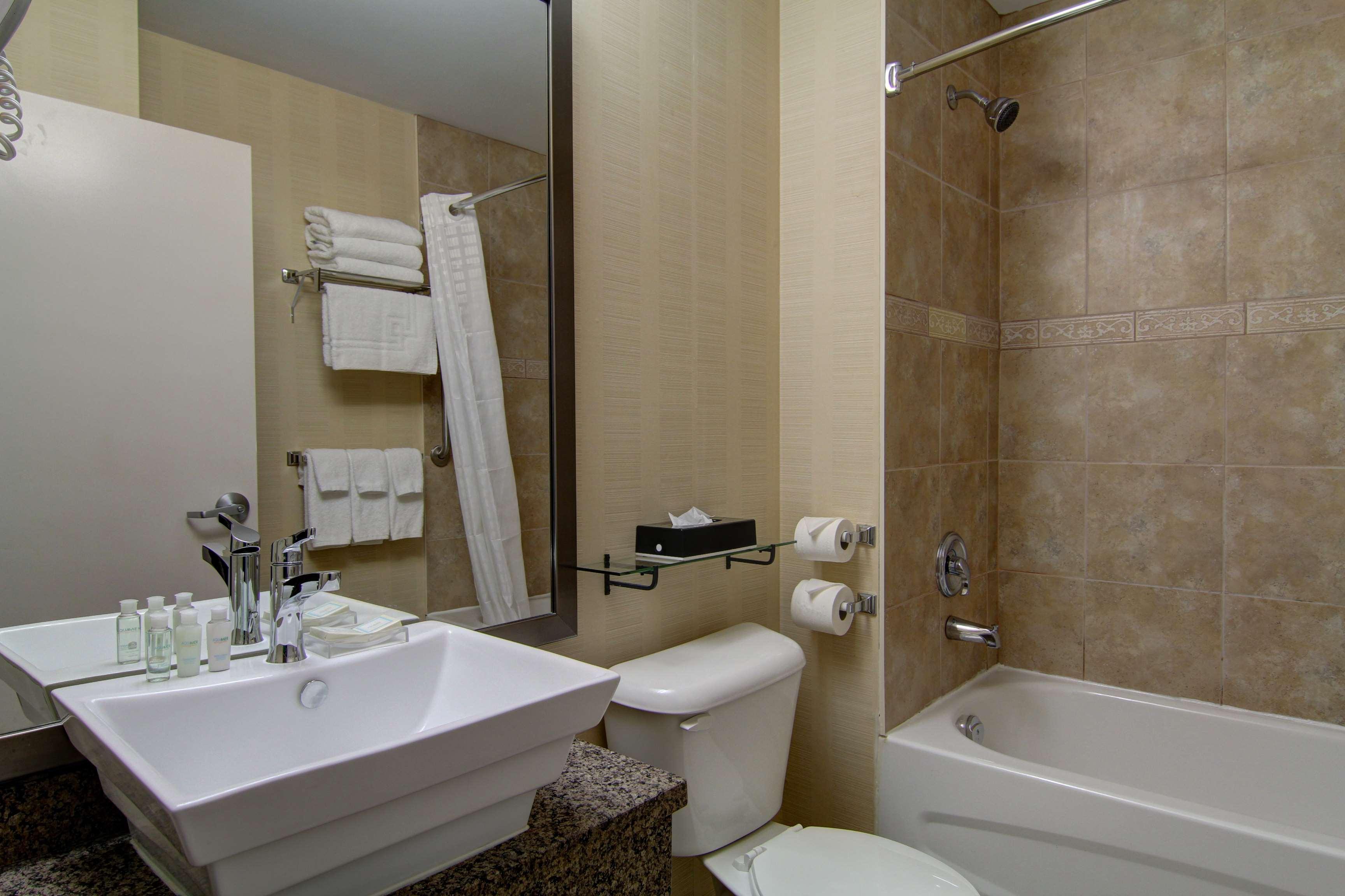 Best Western Plus Bowmanville Bagian luar foto