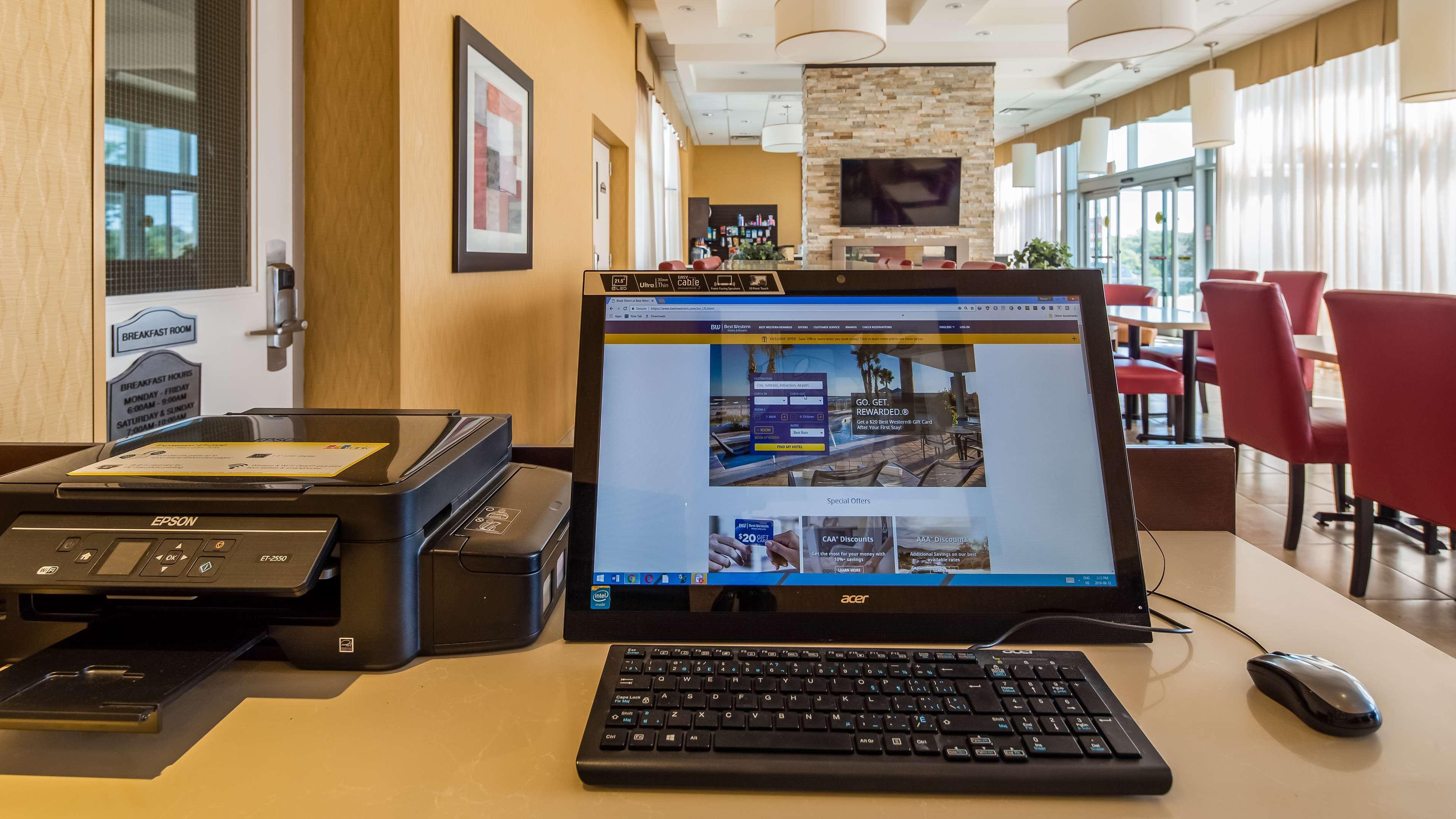 Best Western Plus Bowmanville Bagian luar foto