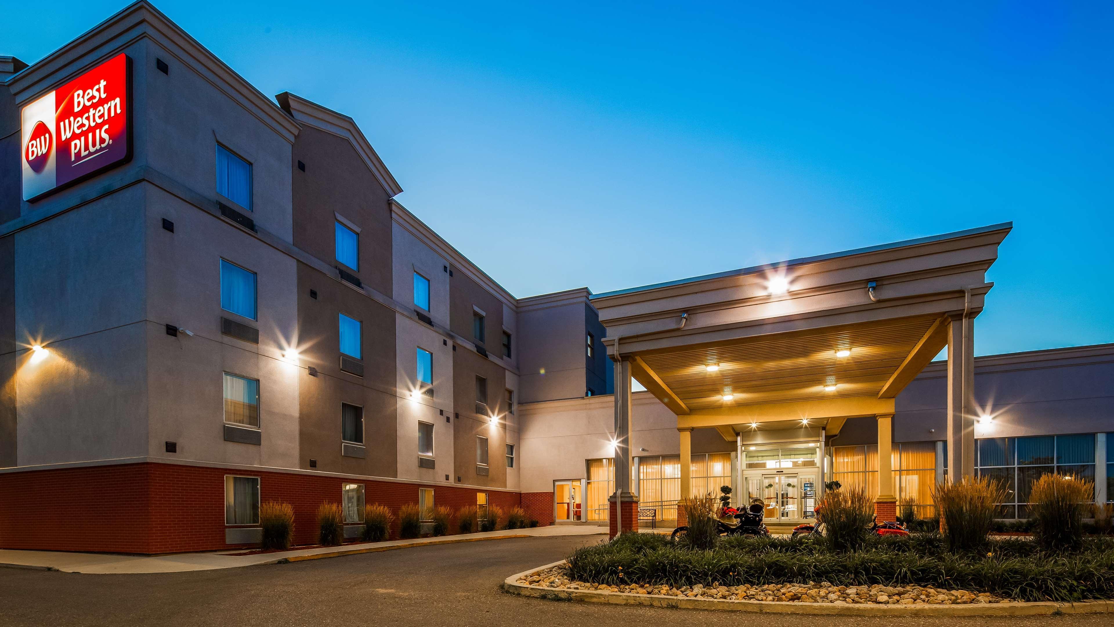 Best Western Plus Bowmanville Bagian luar foto
