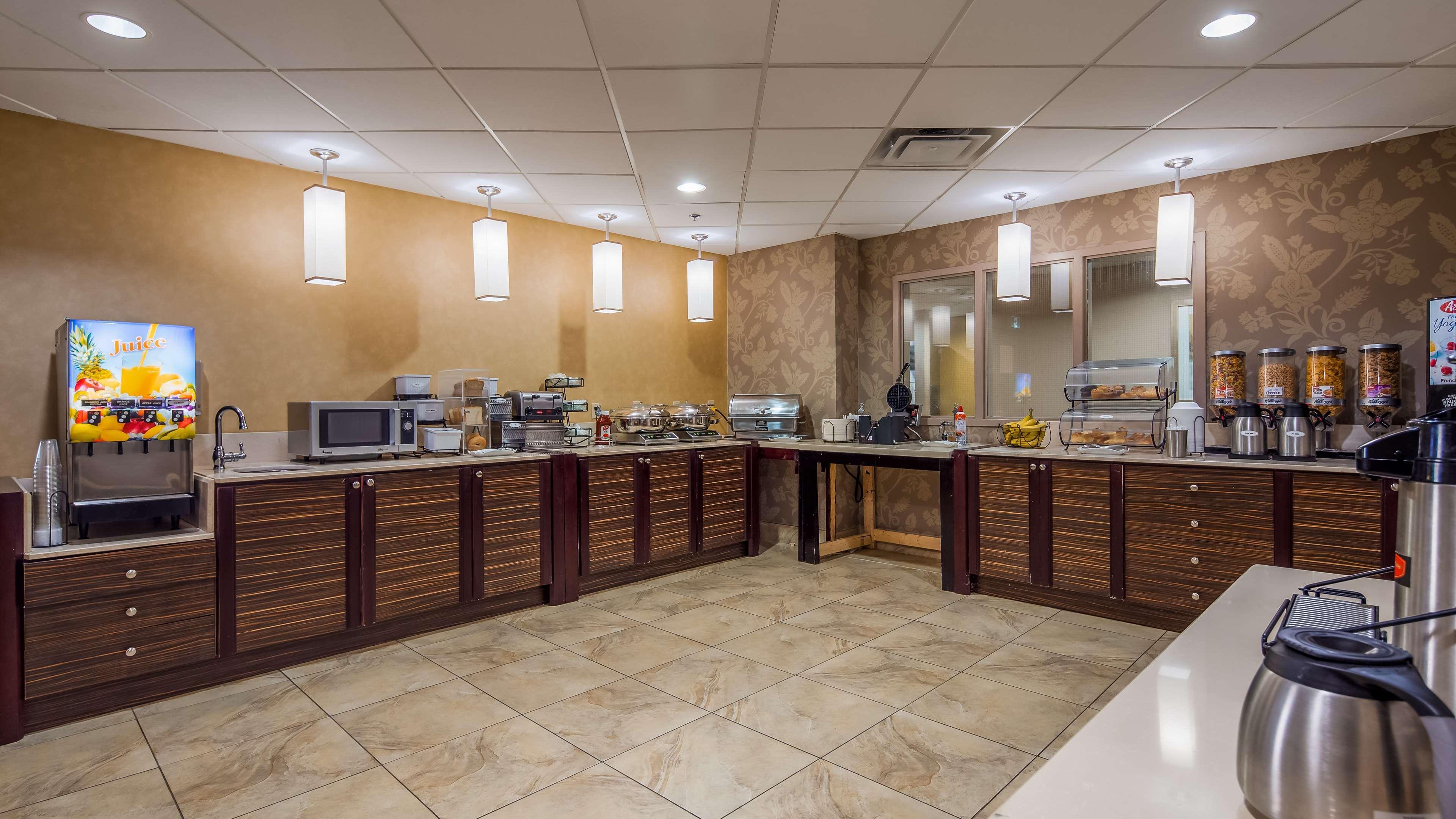 Best Western Plus Bowmanville Bagian luar foto