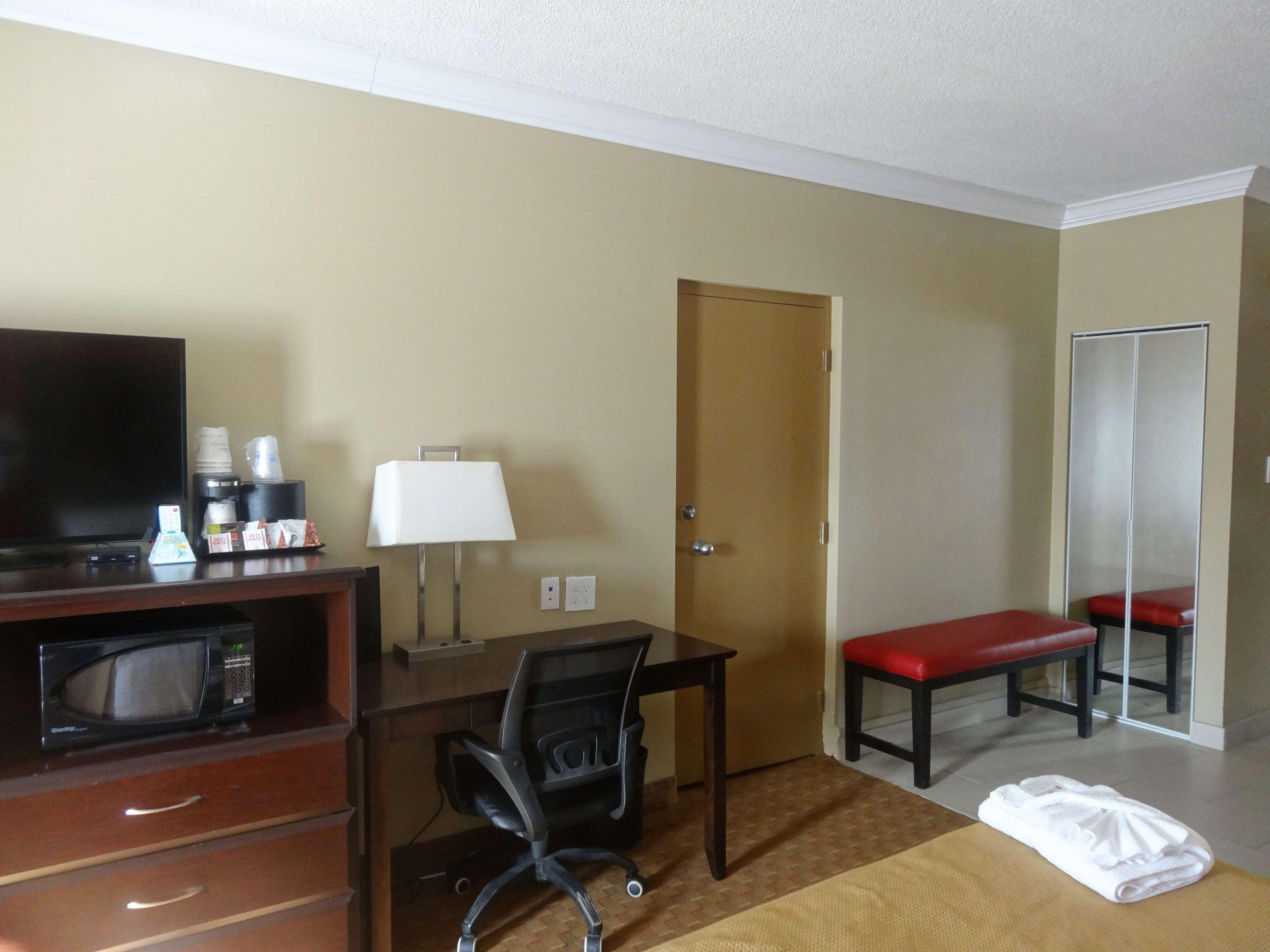 Best Western Plus Bowmanville Bagian luar foto