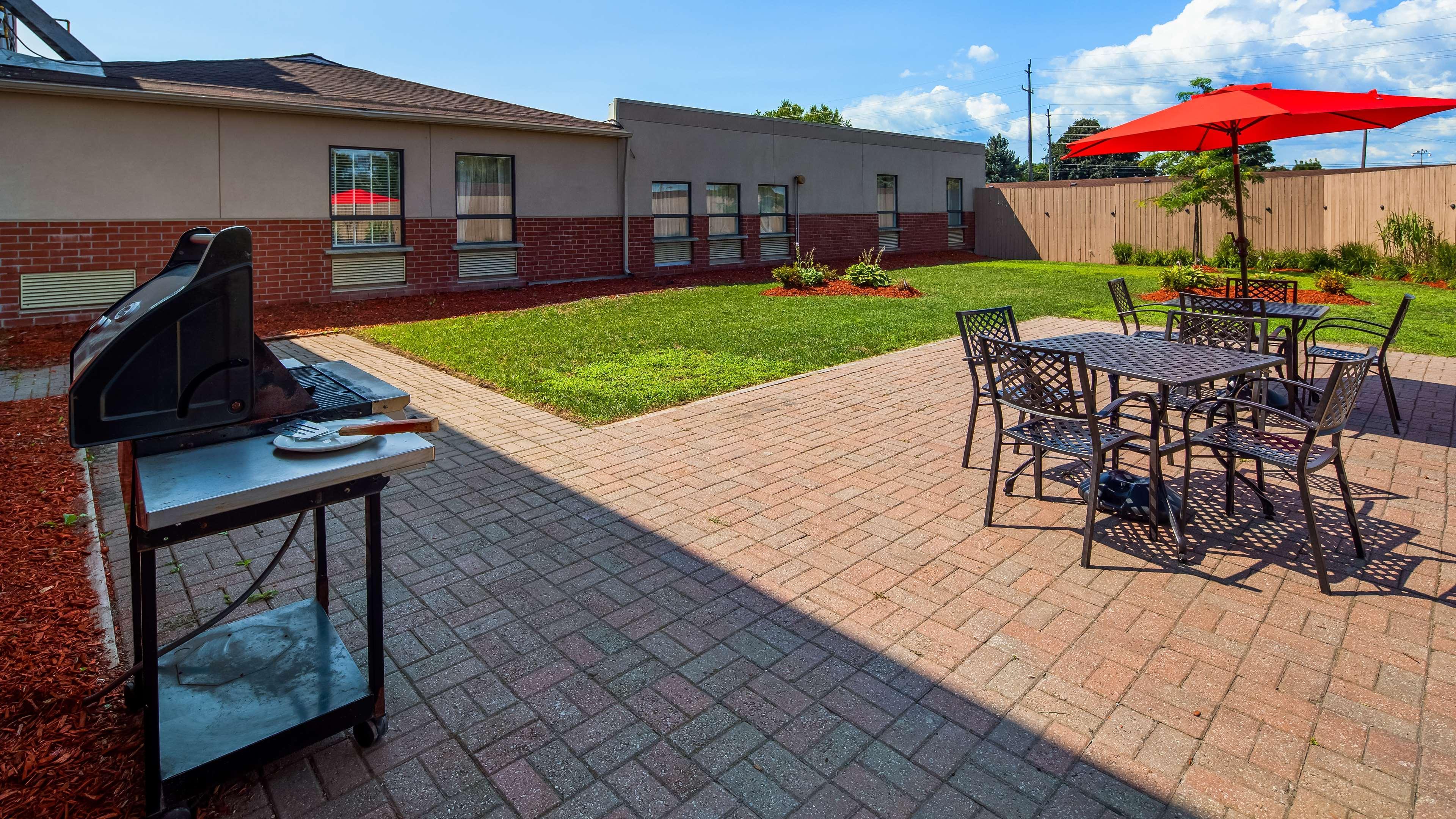 Best Western Plus Bowmanville Bagian luar foto